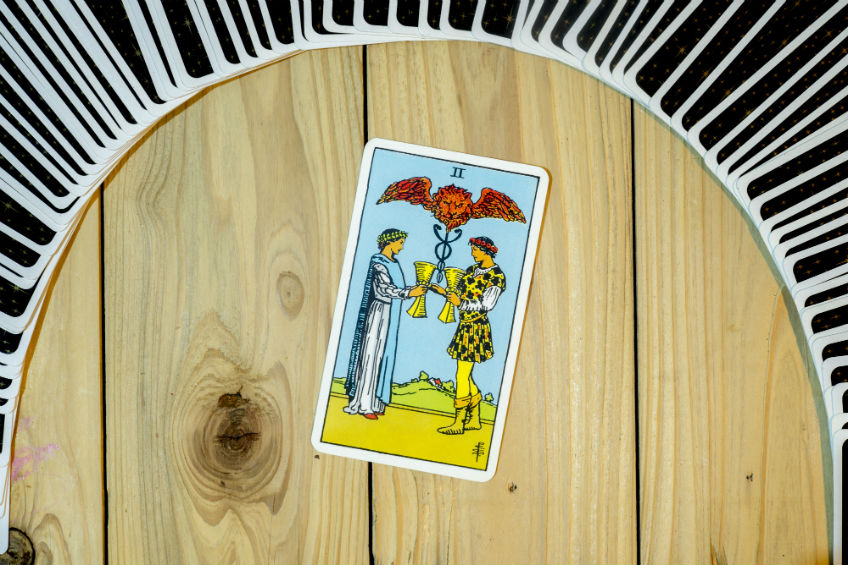 You are currently viewing Tarot Reading: The Two of Cups