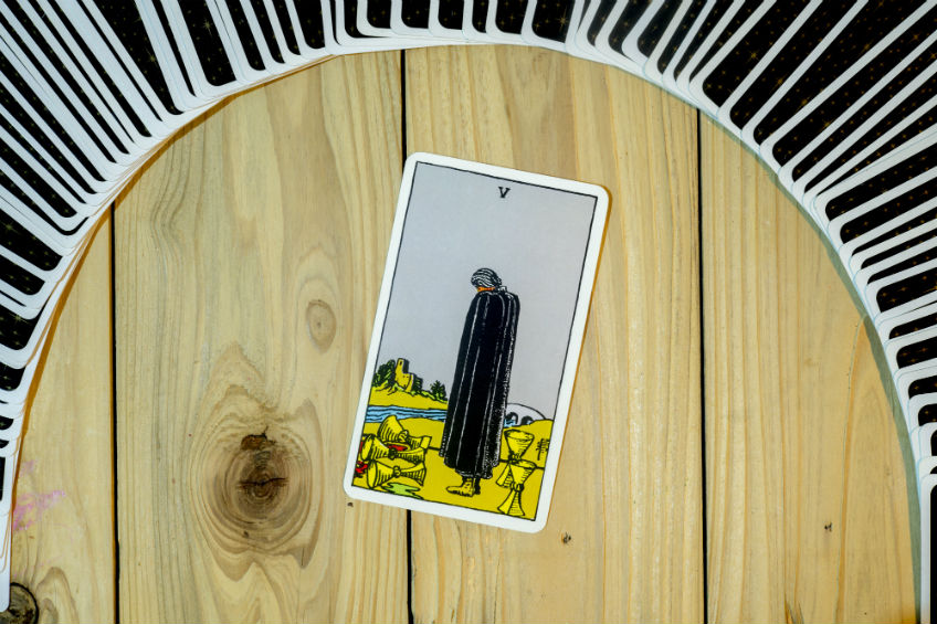 You are currently viewing The Five of Cups Tarot Card Meaning